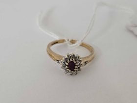 AN OVAL & DIAMOND CLUSTER RING SET IN 9ct GOLD