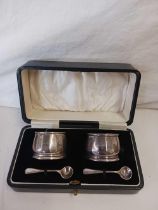 A PAIR OF BOXED SILVER SALTS & SPOONS WITH B.G.