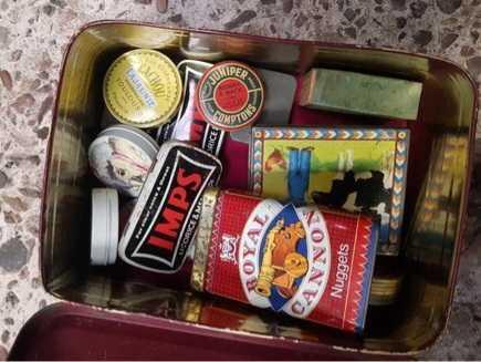 CARTON WITH MISC EMPTY TINS & TINS WITH BUTTONS - Image 4 of 5