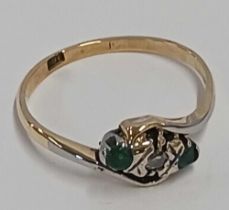 18ct 3 STONE EMERALD & DIAMOND RING, SIZE 'K', 2.