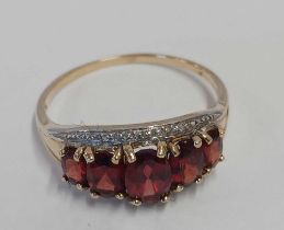 9ct 5 STONE GARNET RING, SIZE 'T', 2.