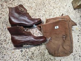 PAIR OF VINTAGE ICE SKATING BOOTS, SIZE 9.