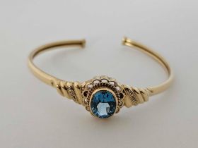 A GOOD GOLD & ZIRCON MOUNTED BANGLE, 8.