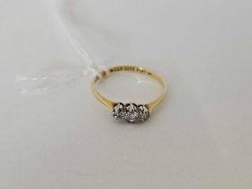 A THREE STONE DIAMOND RING SET IN 18ct GOLD,