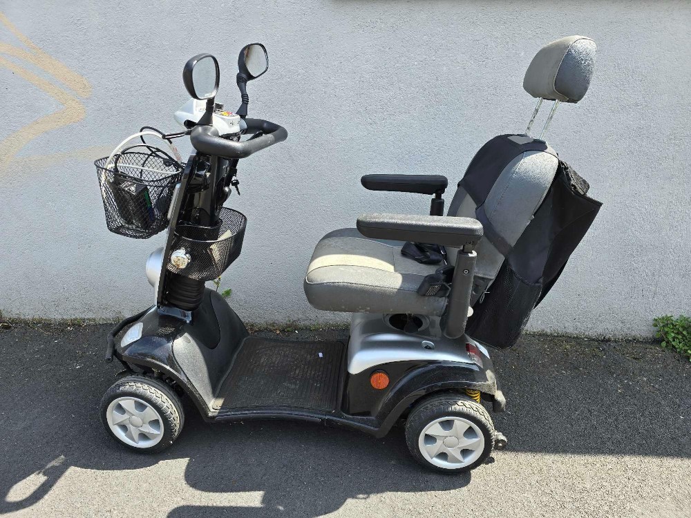 GREY & BLACK 4 WHEELED UNIDENTIFIED MOBILITY SCOOTER