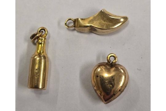 A SMALL 9ct BEER BOTTLE CHARM & 9ct CLOG CHARM & HEART