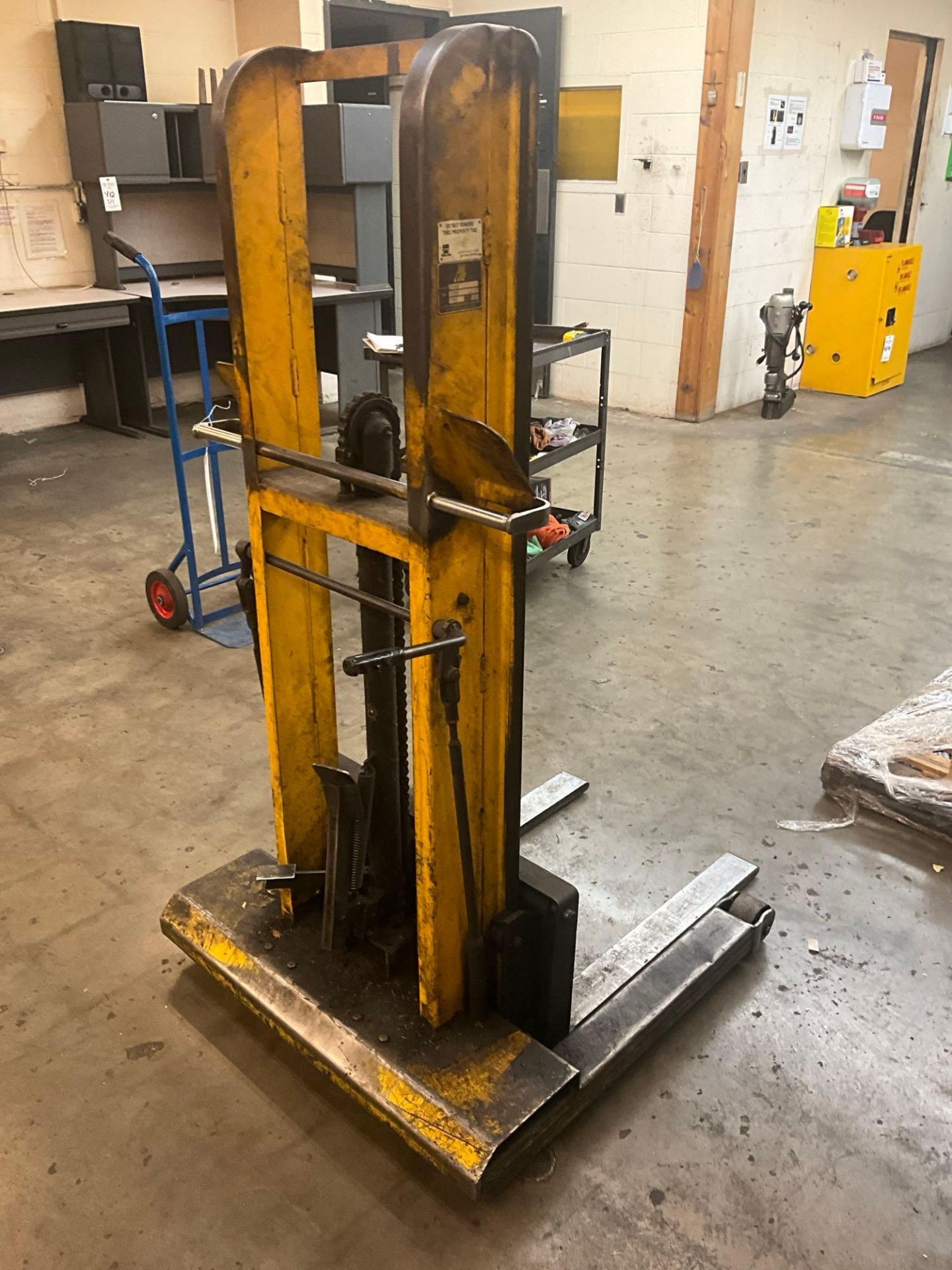 BIG JOE PALLET LIFT