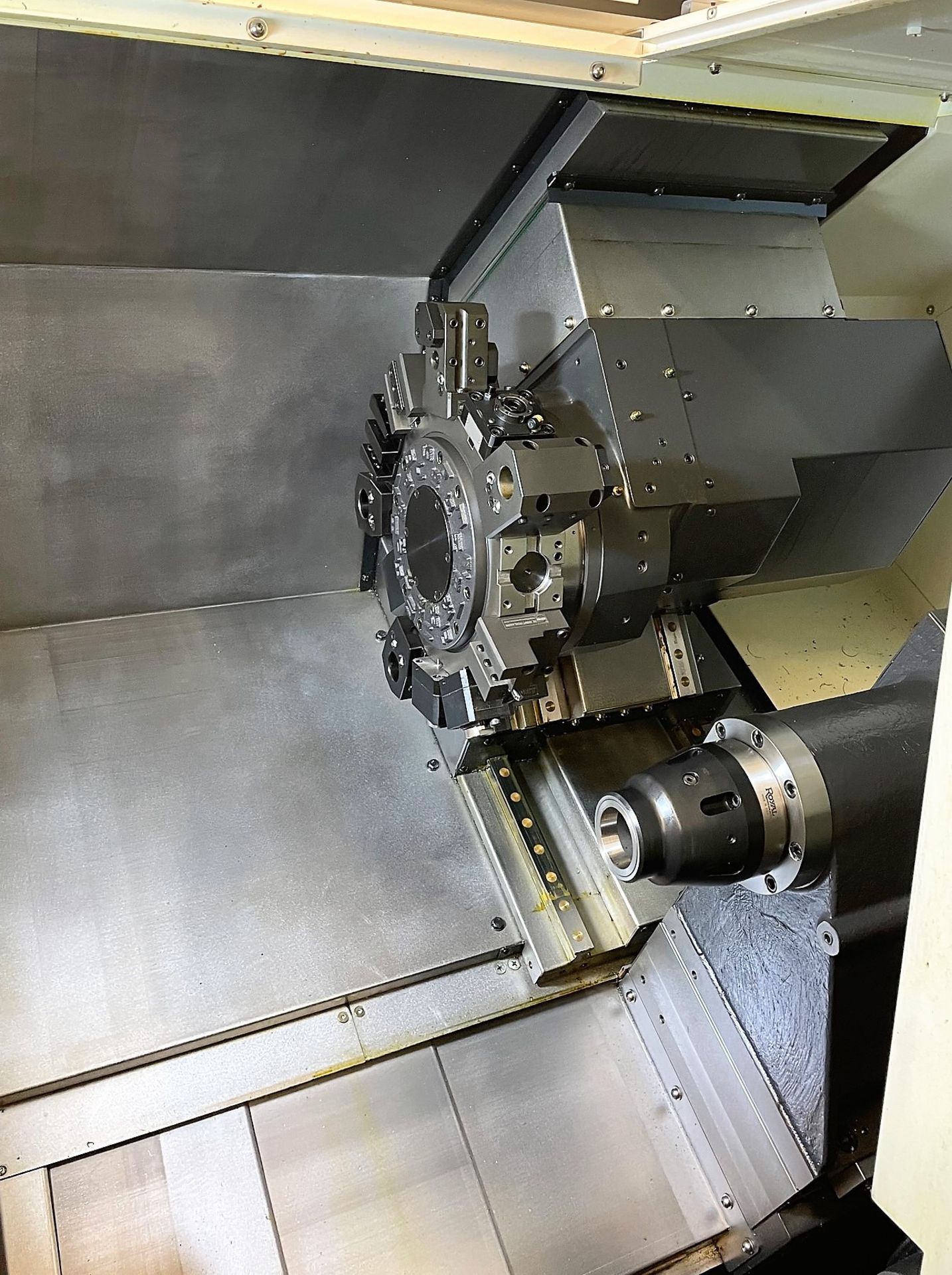 HYUNDAI WIA SE2200LSYA CNC TURNING CENTER, 2022 - Y AXIS, MILLING, SUB SPINDLE, 57 HOURS! - Image 8 of 10