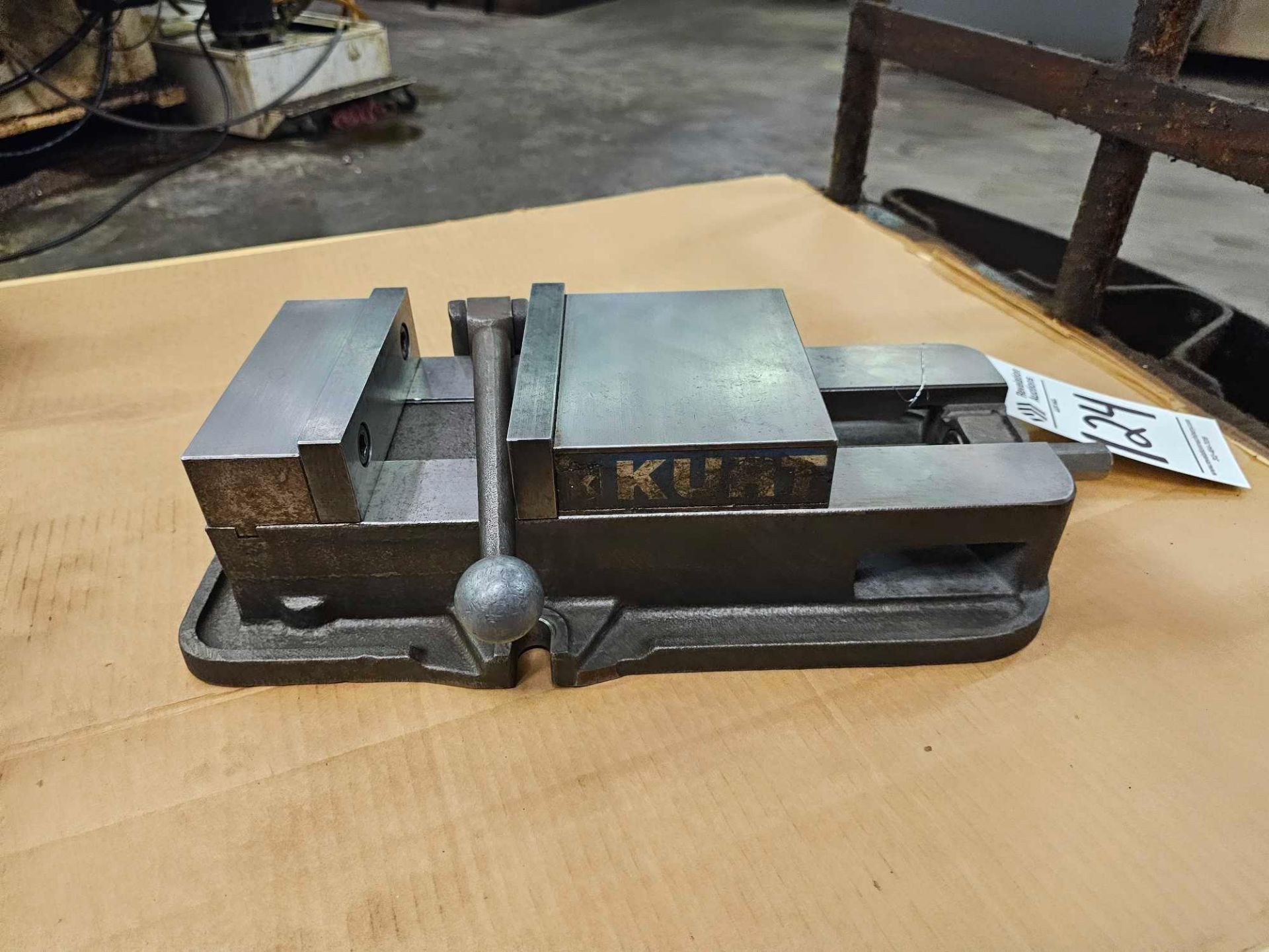 KURT 6" VISE WITH HANDLE - Image 3 of 6