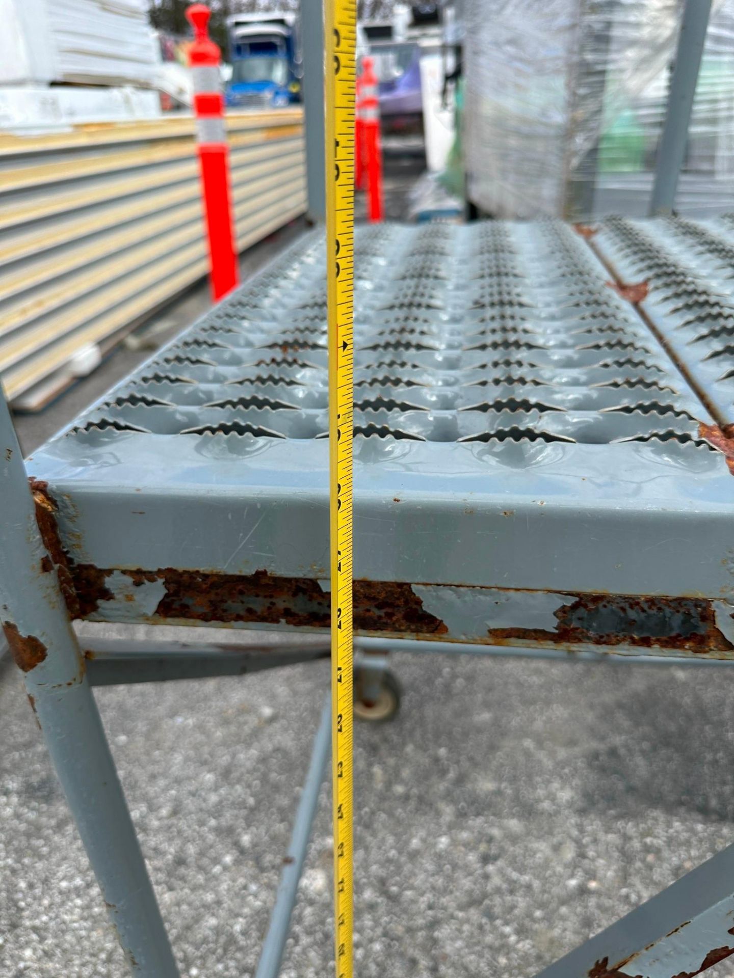 3 STEP ROLLING SAFETY LADDER - Image 3 of 4