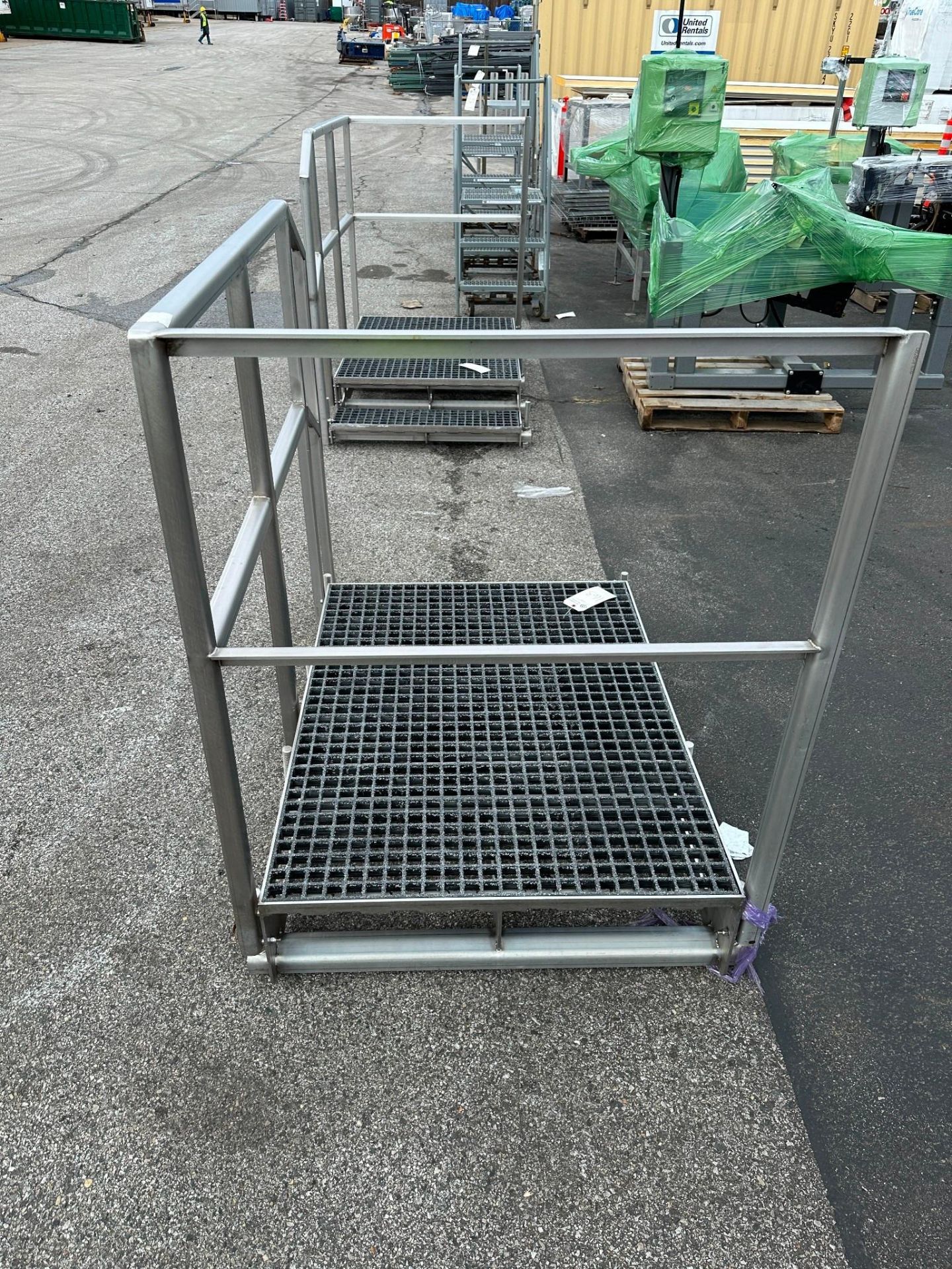 STANDING PLATFORM W/ RAILS 3' X 4' - Image 4 of 6