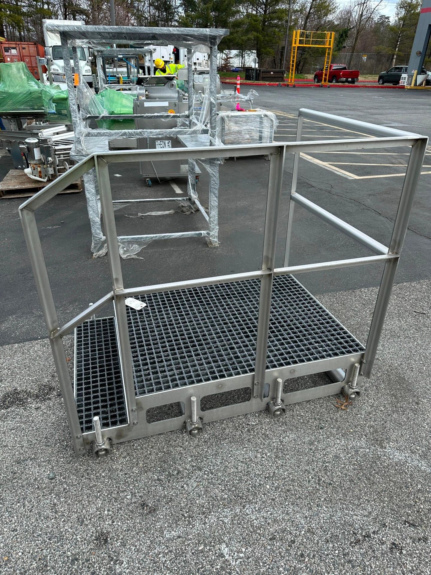 STANDING PLATFORM W/ RAILS 3' X 4' - Image 3 of 6