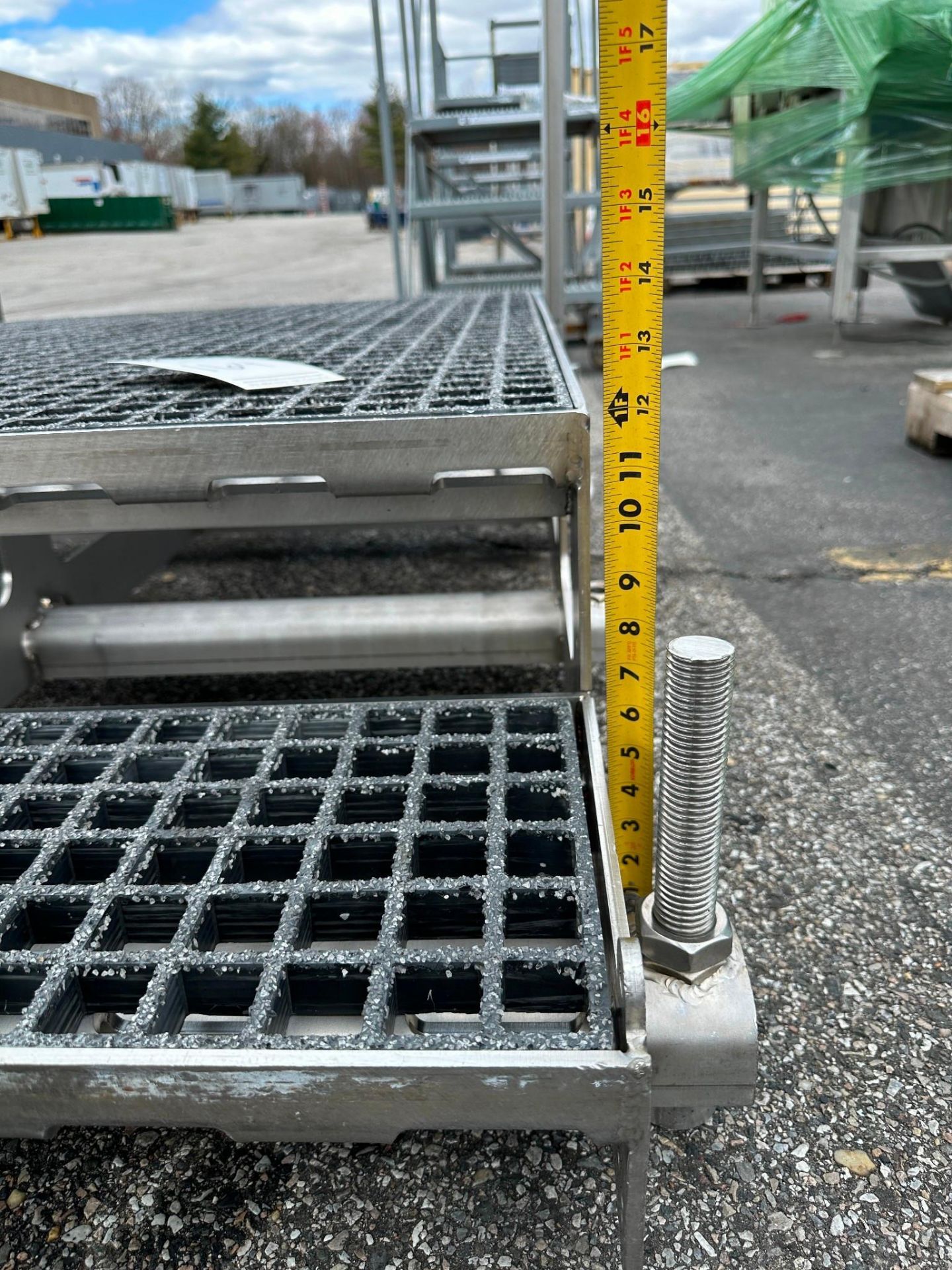 STANDING PLATFORM W/ RAILS 3' X 4' - Image 6 of 7