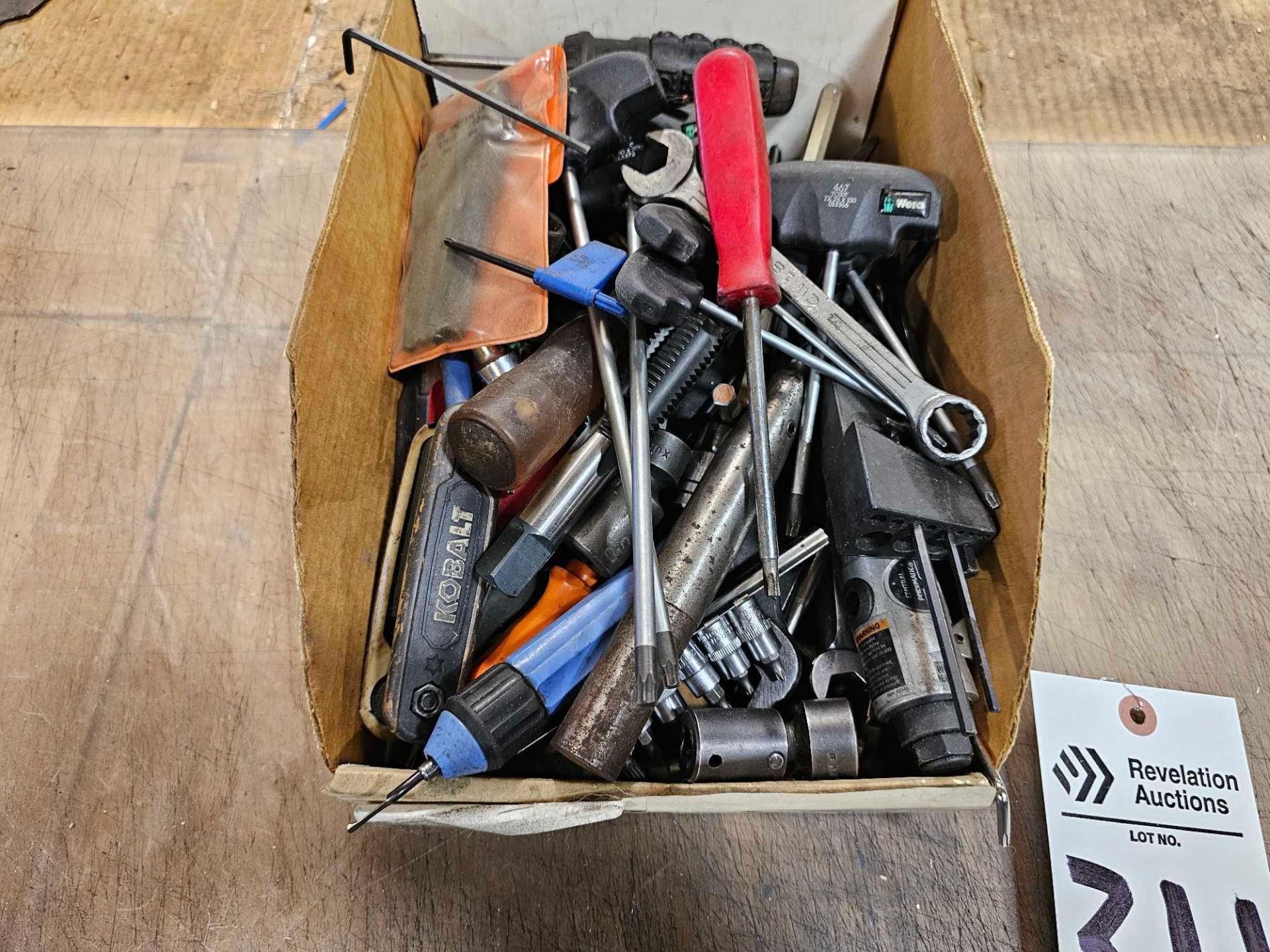 BOX OF ASSORTED HAND TOOLS - Image 3 of 3