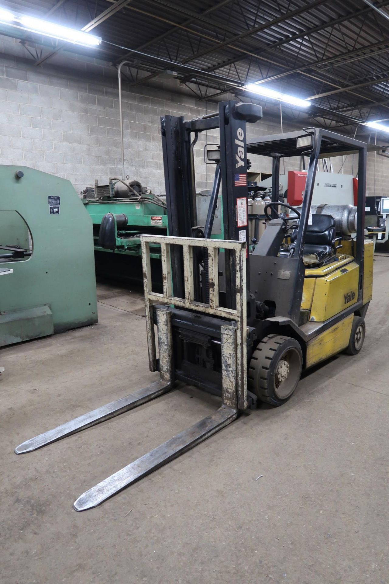 YALE LC060TFNUAE0821LPS 6,000 LB. CAPACITY LP FORK LIFT