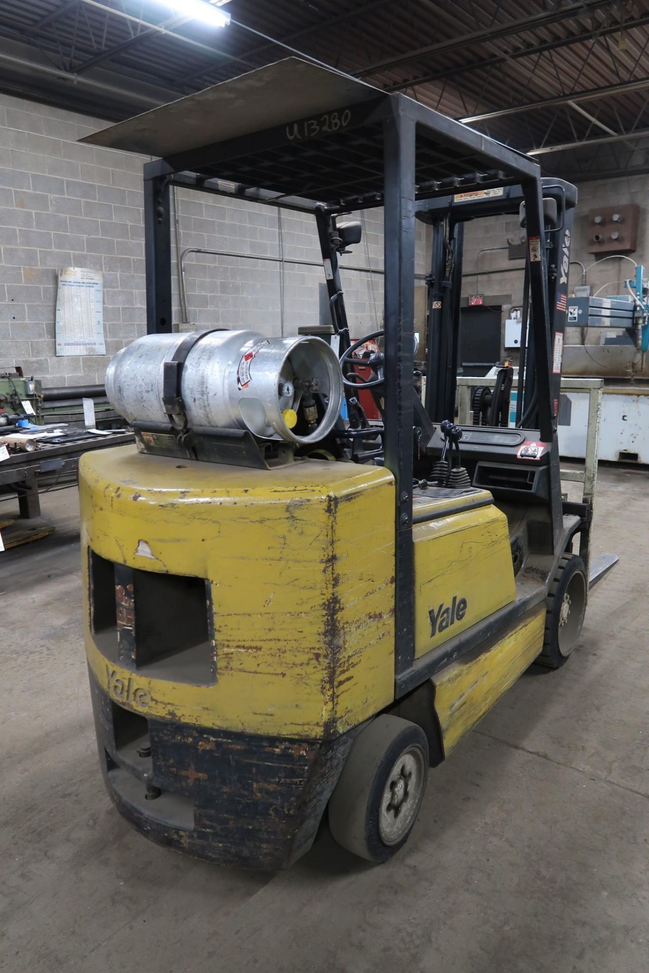 YALE LC060TFNUAE0821LPS 6,000 LB. CAPACITY LP FORK LIFT - Image 4 of 10