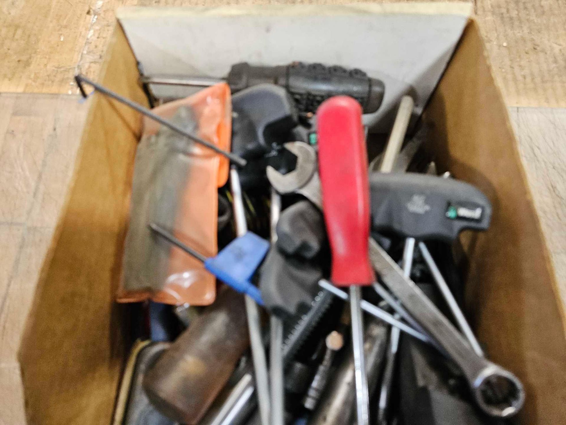 BOX OF ASSORTED HAND TOOLS - Image 2 of 3