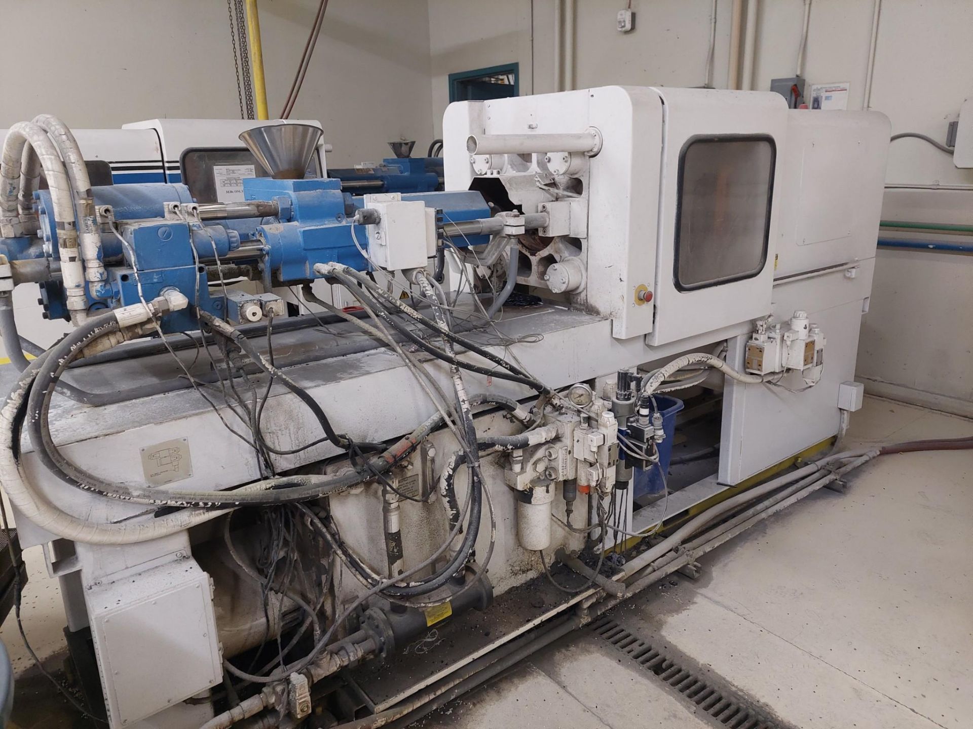 CINCINNATI MILACRON MODEL VSX 55 PLASTIC INJECTION MOLDING MACHINE, 55 TON