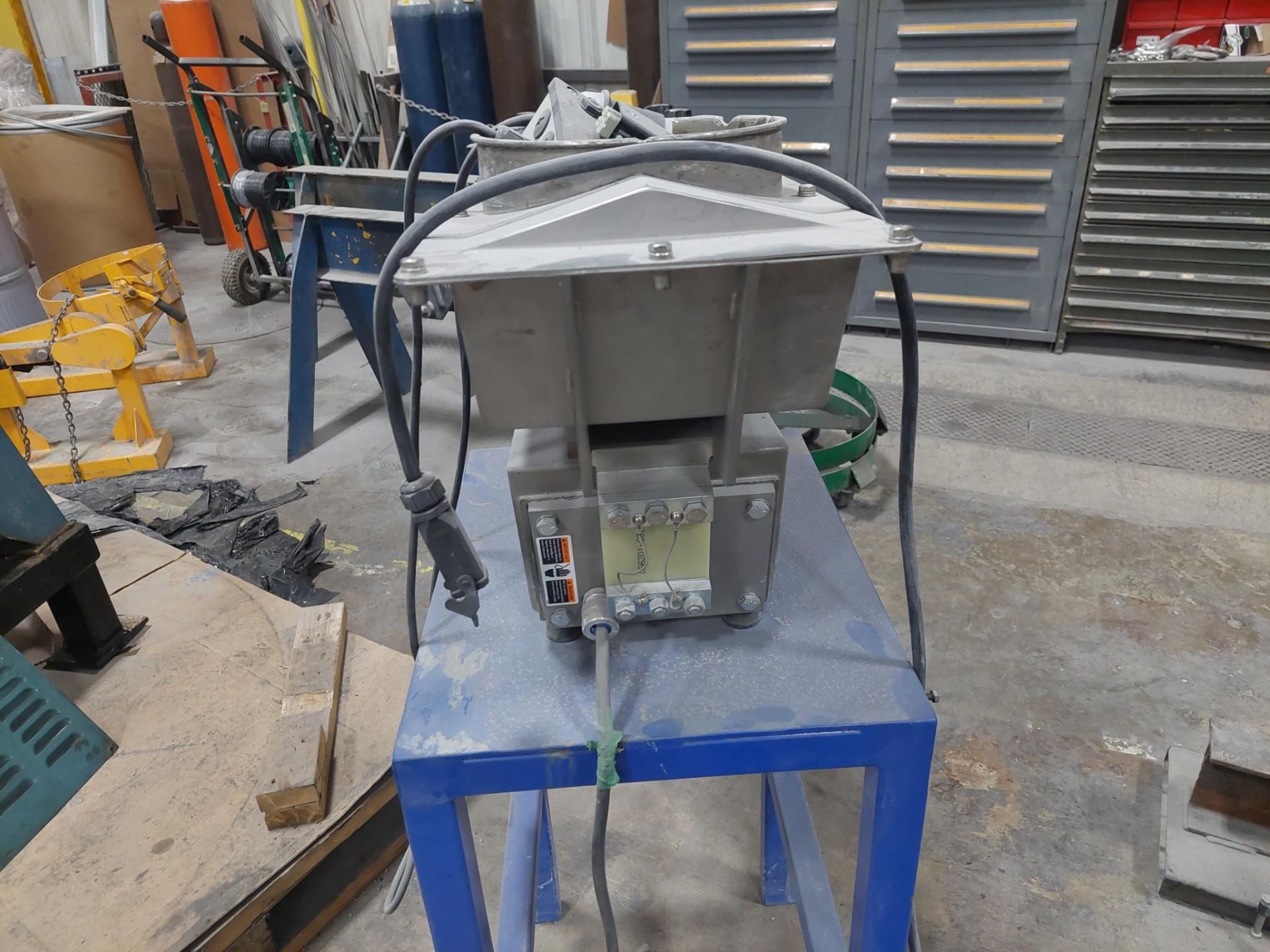 GOUGH ENGINEERING 8" X 48" VIBRATORY FEEDER STAINLESS STEEL ON STAND 8" FEED OPENING. - Image 6 of 7