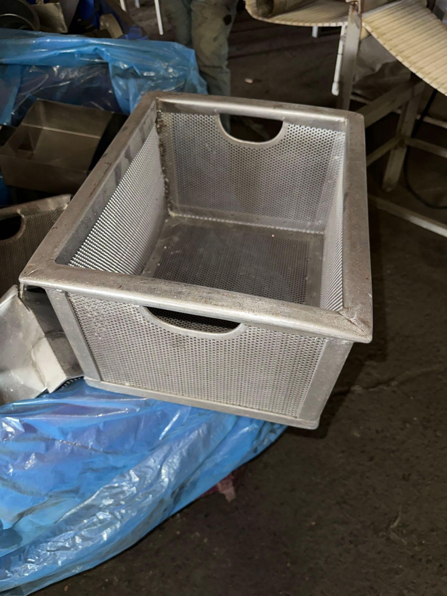 CRATE OF STAINLESS CRAB PICKING BASKETS & MISCELLANEOUS STAINLESS PLATES/PANS - Image 3 of 4