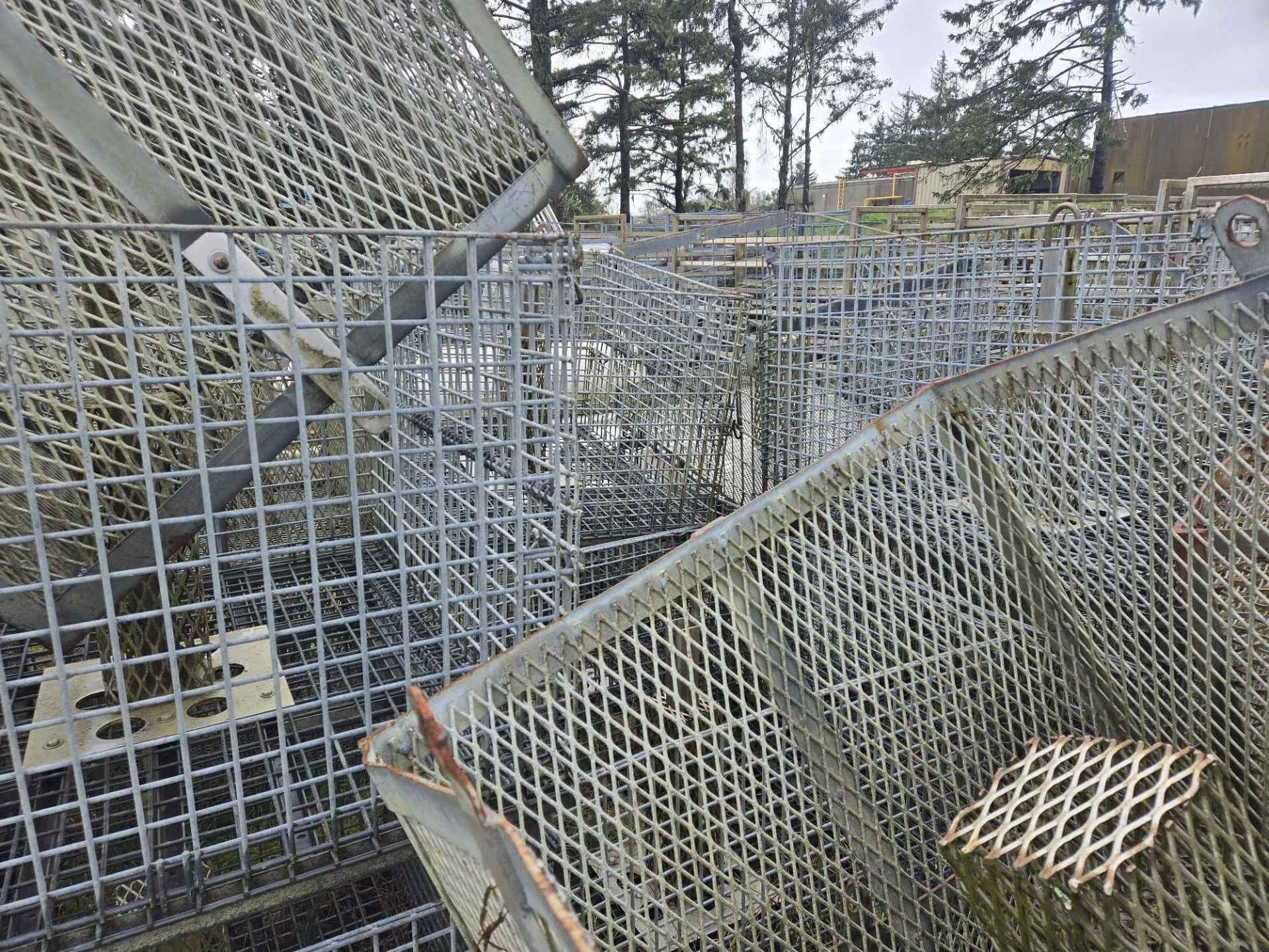 RACKING AND WIRE CRIMPED BASKETS - Image 9 of 12