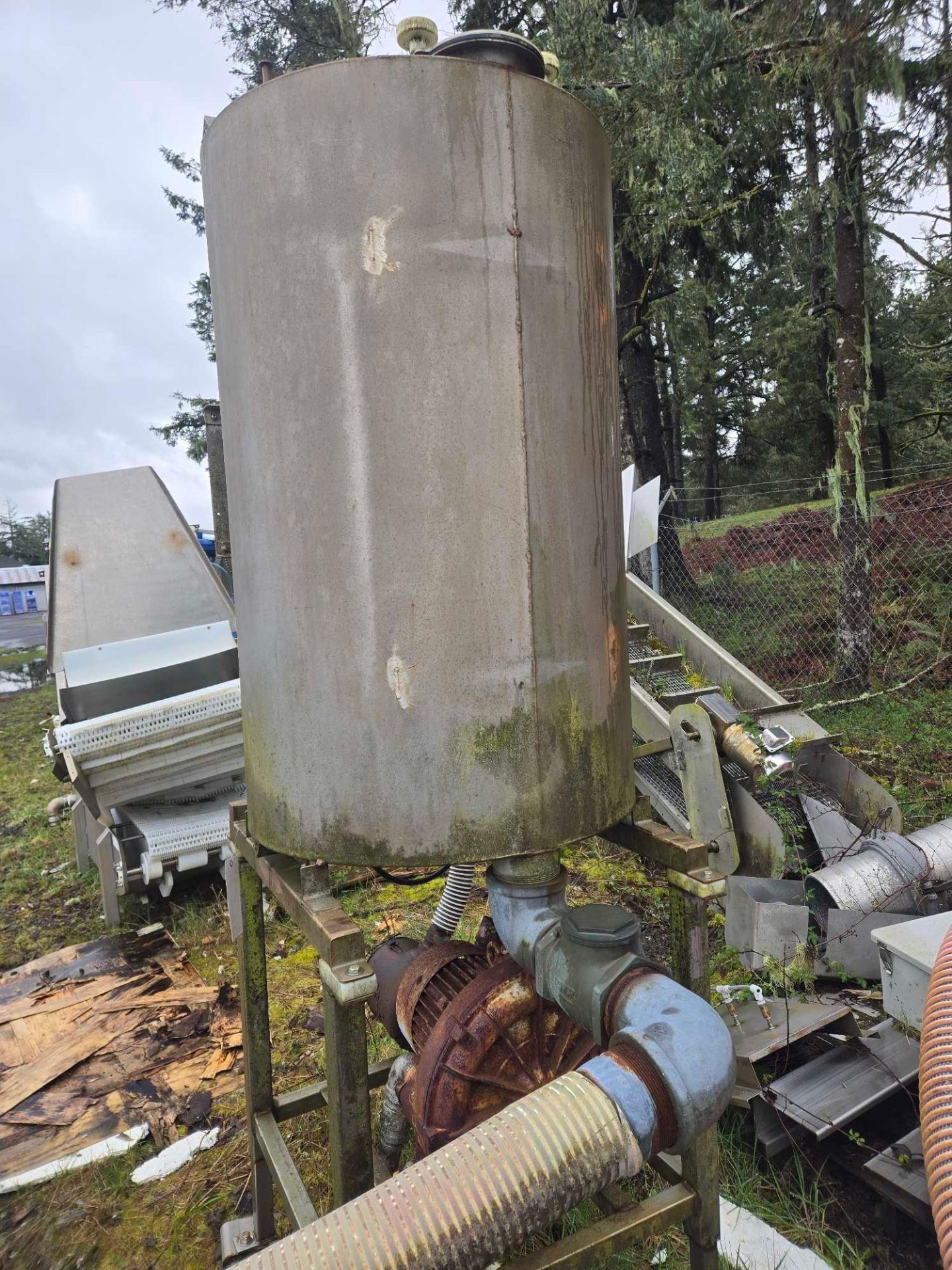 STAINLESS STEEL TANK WITH DRAIN AND VACUUM PUMP - Image 6 of 7