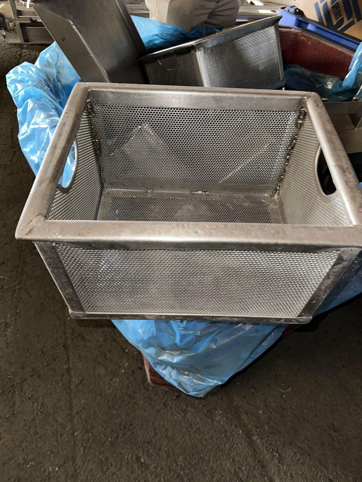 CRATE OF STAINLESS CRAB PICKING BASKETS & MISCELLANEOUS STAINLESS PLATES/PANS - Image 4 of 4