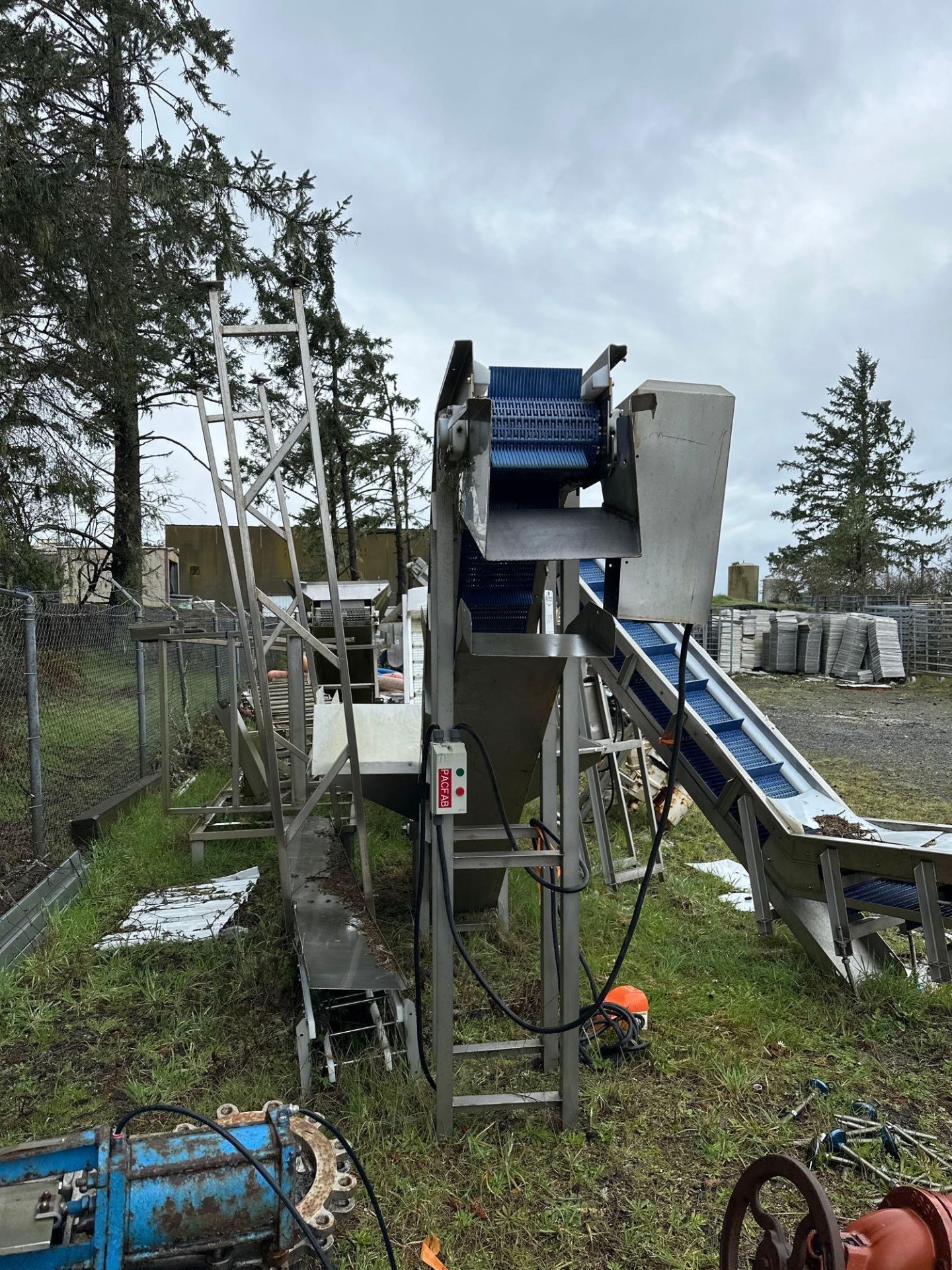 INCLINE CLEATED CONVEYOR W/ HOPPER - Image 3 of 6