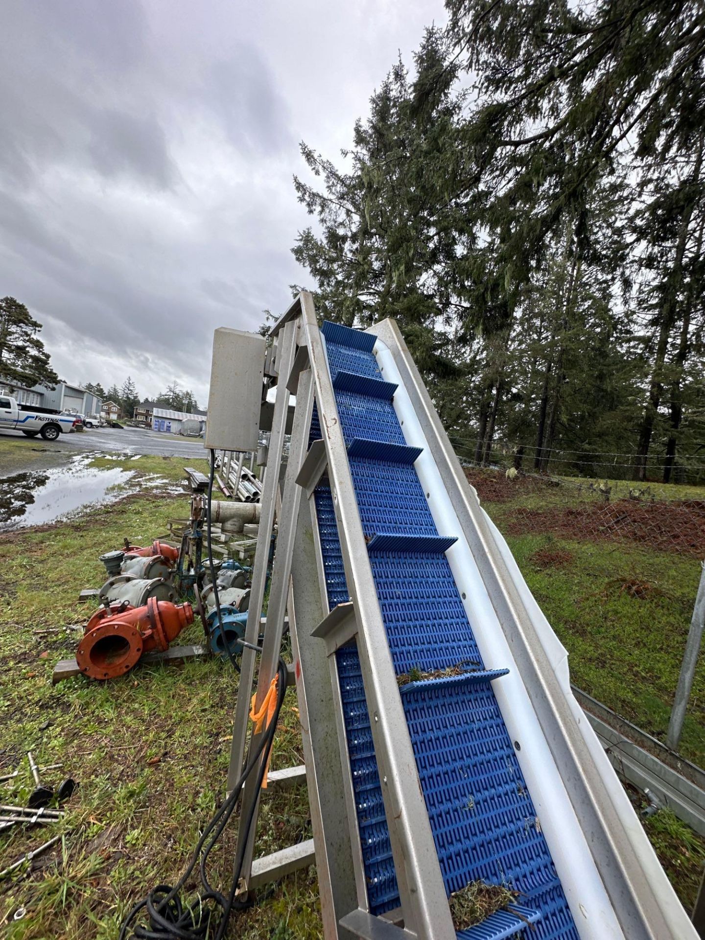 INCLINE CLEATED CONVEYOR W/ HOPPER AND FOOD GRADE CONVEYOR - Image 2 of 6