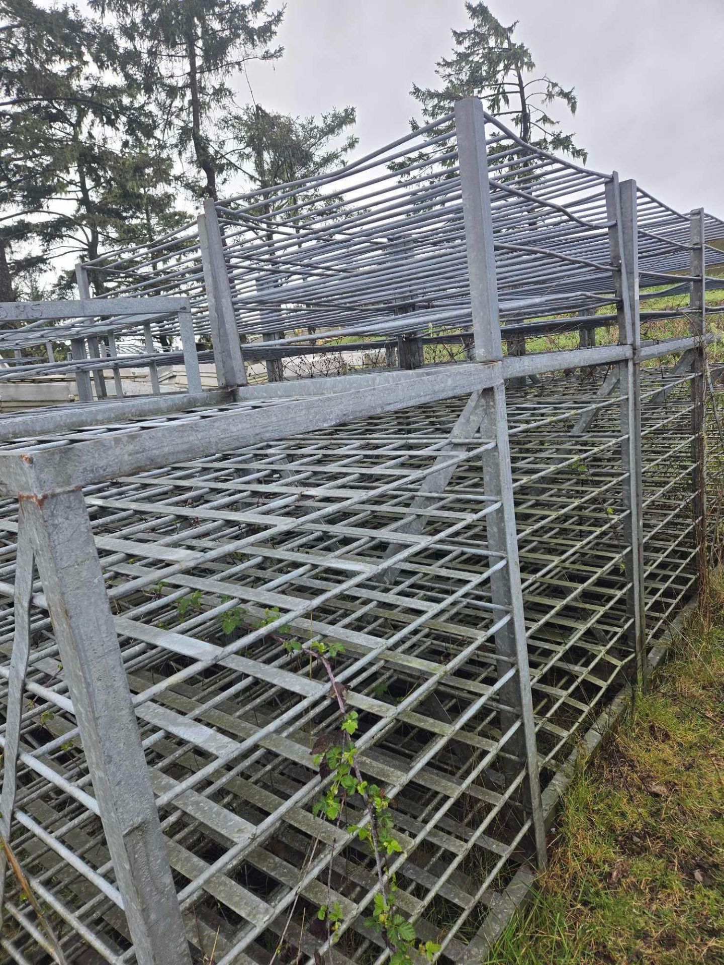 RACKING AND WIRE CRIMPED BASKETS - Image 2 of 12