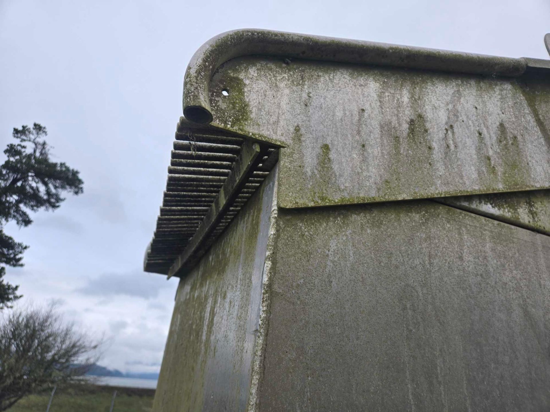 RAISED STAINLESS STEEL WASH TANK - Image 3 of 9