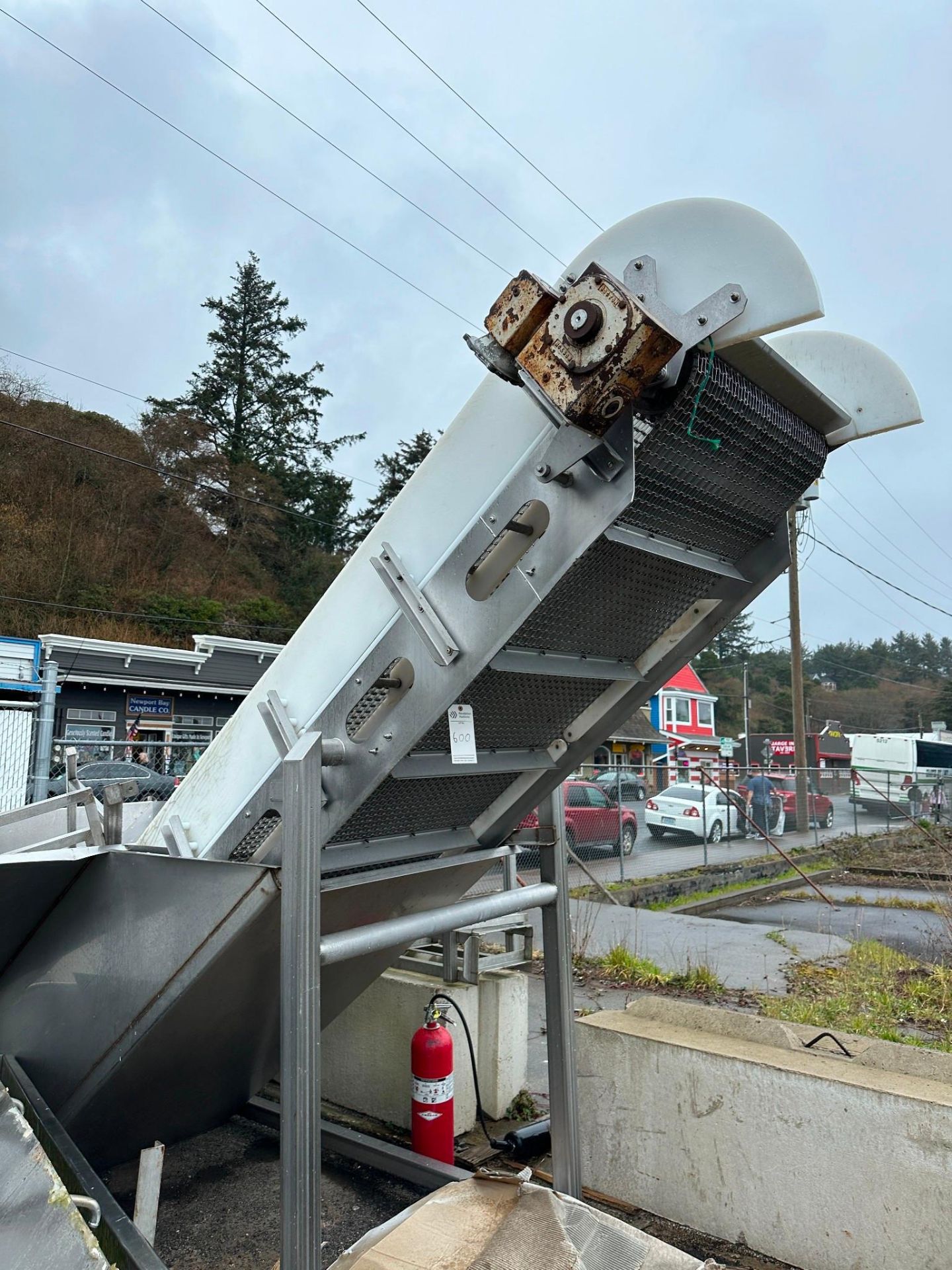 CLEATED INCLINE CONVEYOR W/ PRODUCT HOPPER - Image 5 of 7