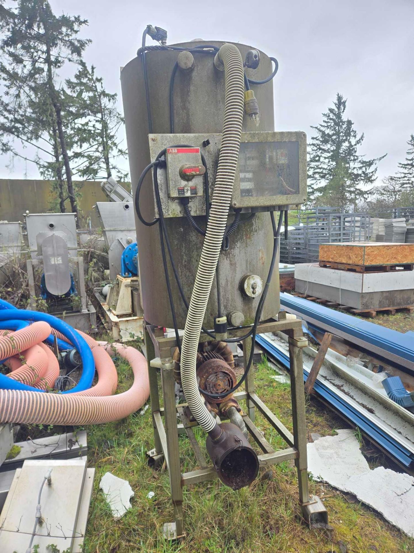 STAINLESS STEEL TANK WITH DRAIN AND VACUUM PUMP - Image 3 of 7