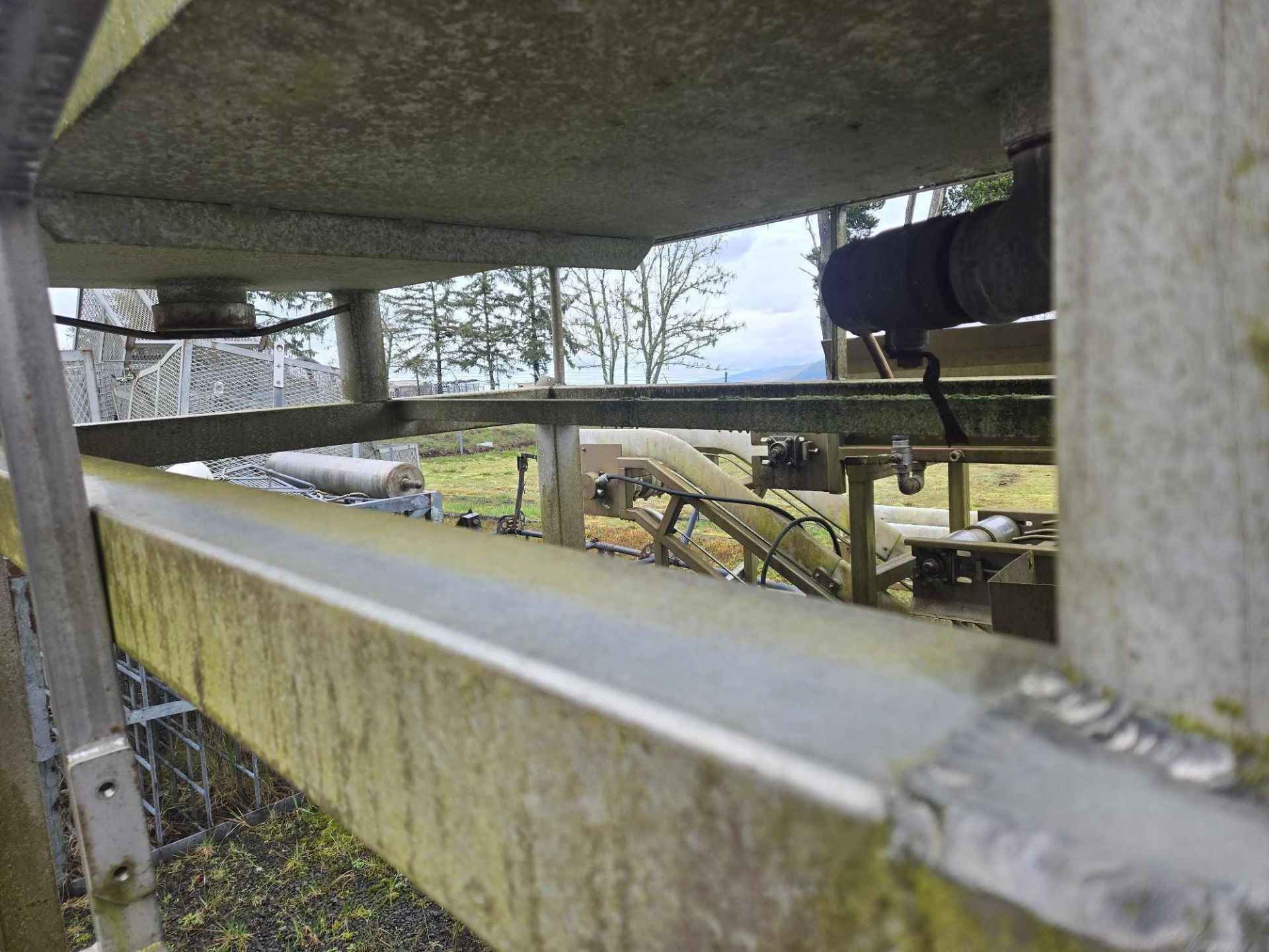 RAISED STAINLESS STEEL WASH TANK - Image 7 of 9