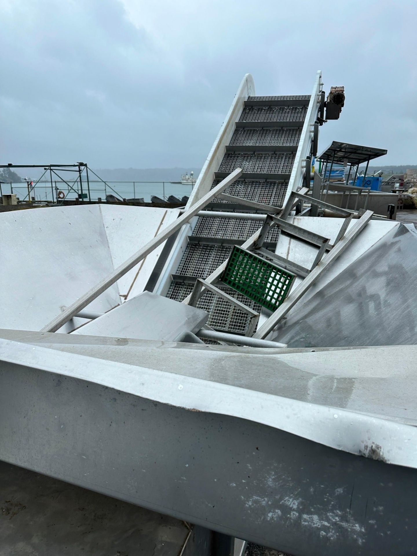 CLEATED INCLINE CONVEYOR W/ PRODUCT HOPPER - Image 3 of 7