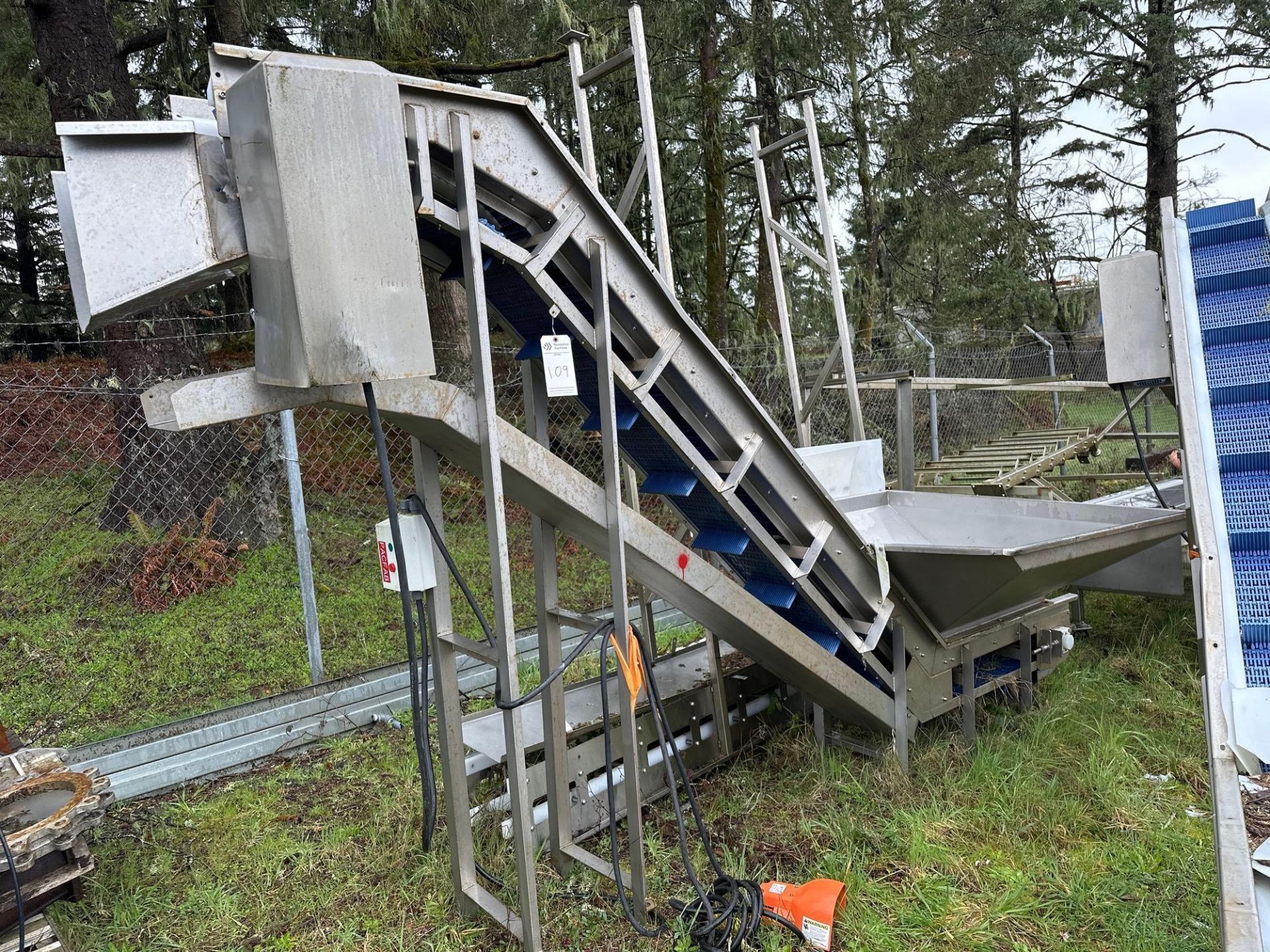 INCLINE CLEATED CONVEYOR W/ HOPPER - Image 6 of 6