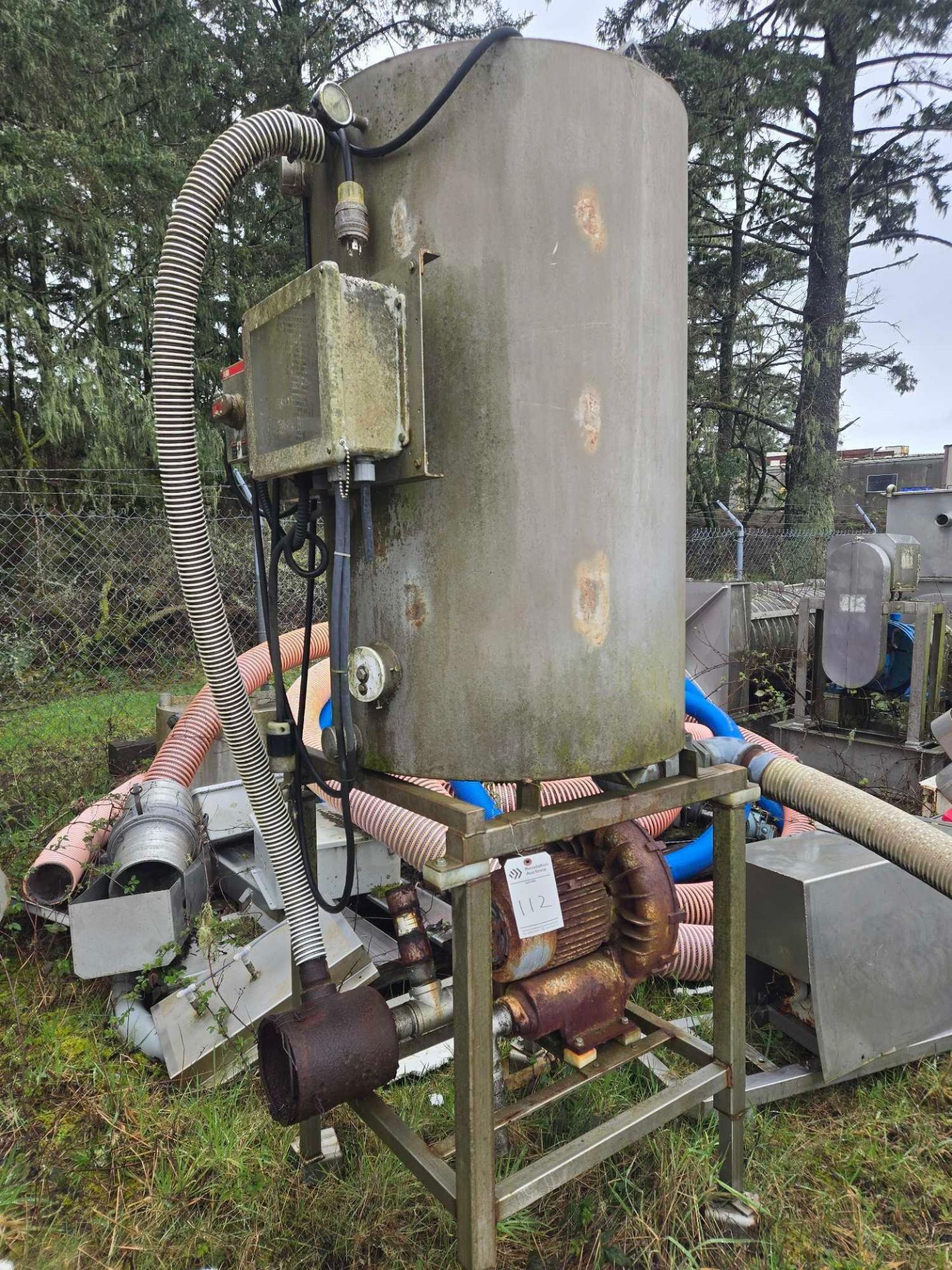 STAINLESS STEEL TANK WITH DRAIN AND VACUUM PUMP - Image 2 of 7