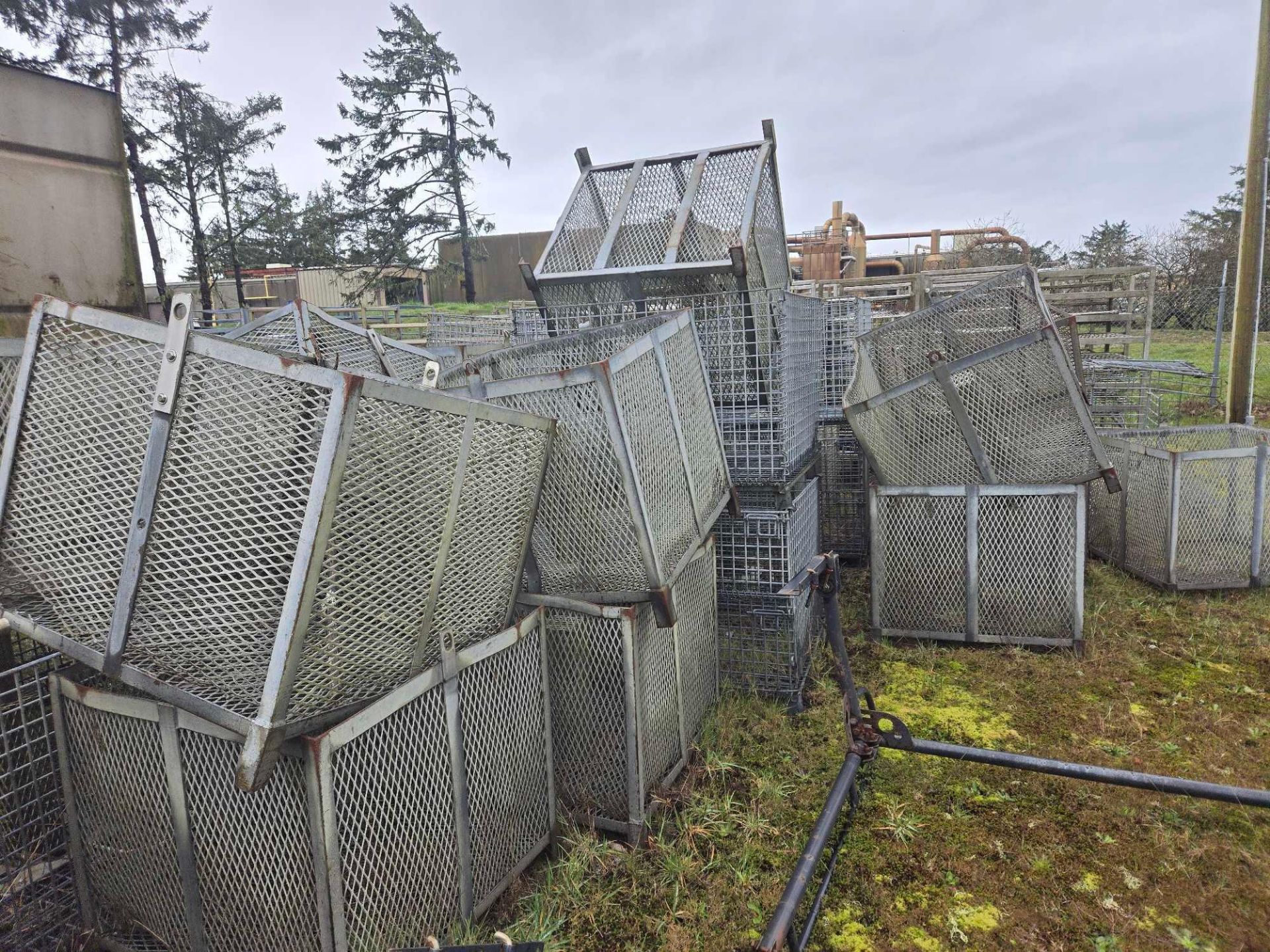 RACKING AND WIRE CRIMPED BASKETS - Image 7 of 12