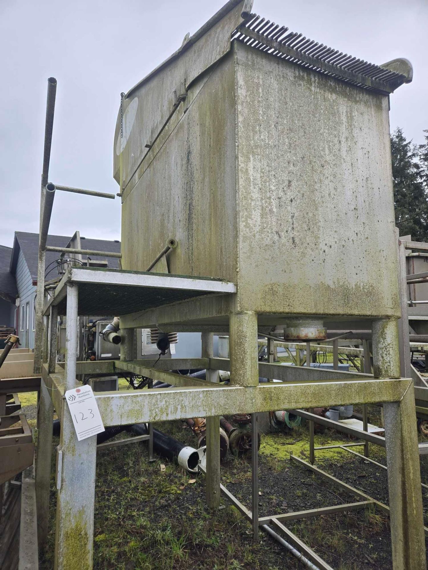 RAISED STAINLESS STEEL WASH TANK