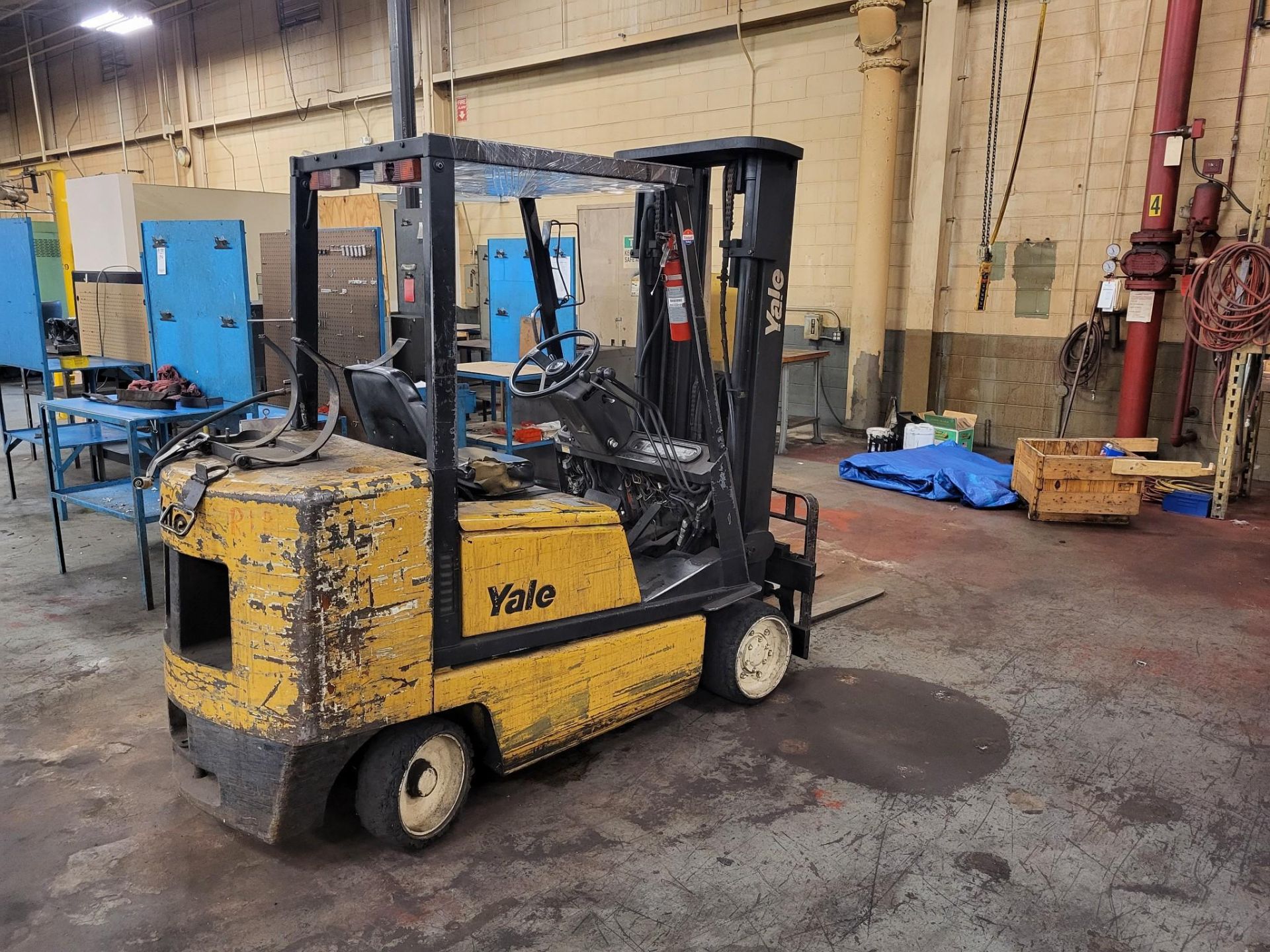 YALE 5000 LB ELECTRIC FORKLIFT - Image 3 of 6