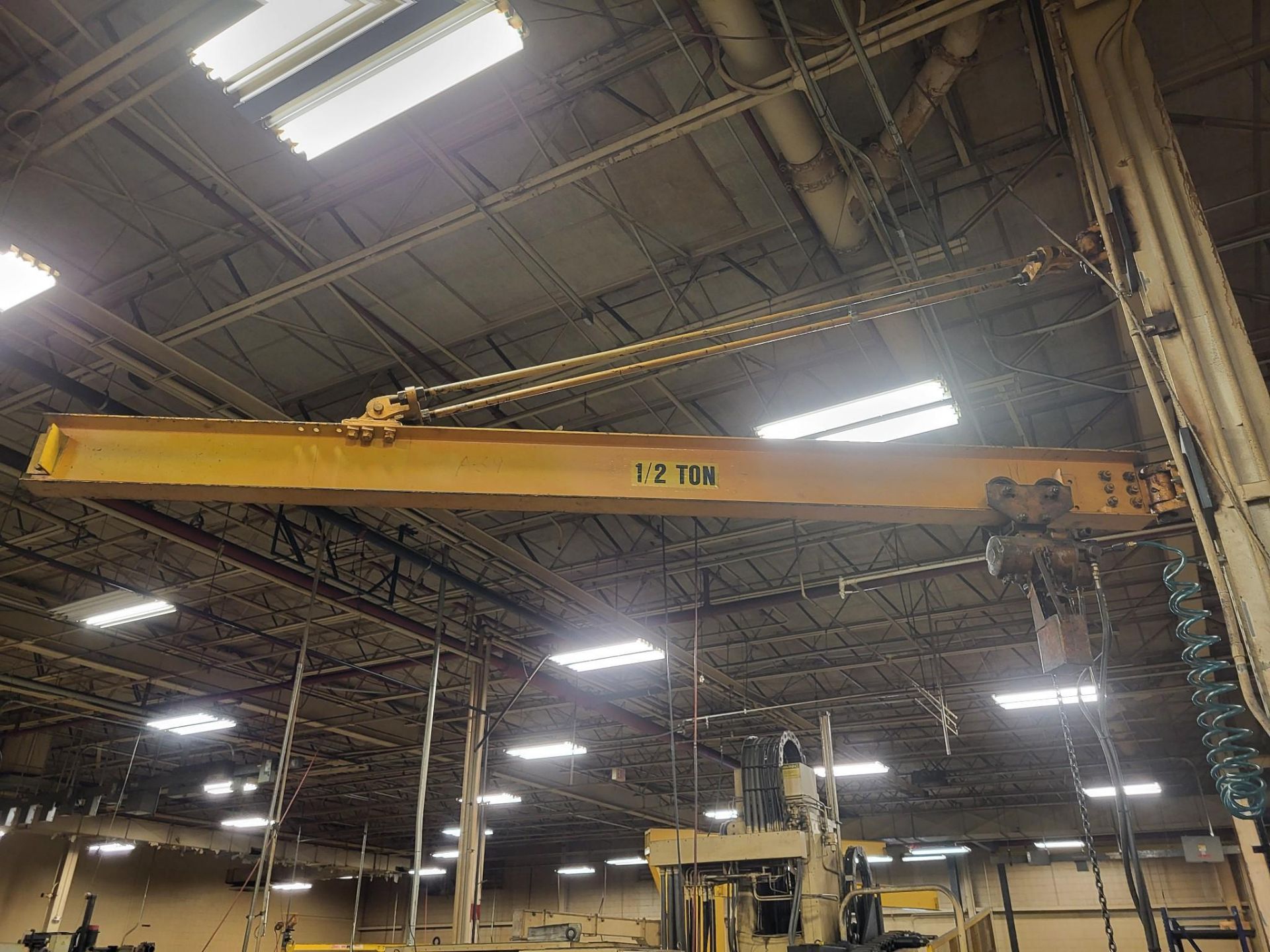 WALL MOUNT 1/2 TON JIB CRANE WITH HOIST - Image 2 of 5