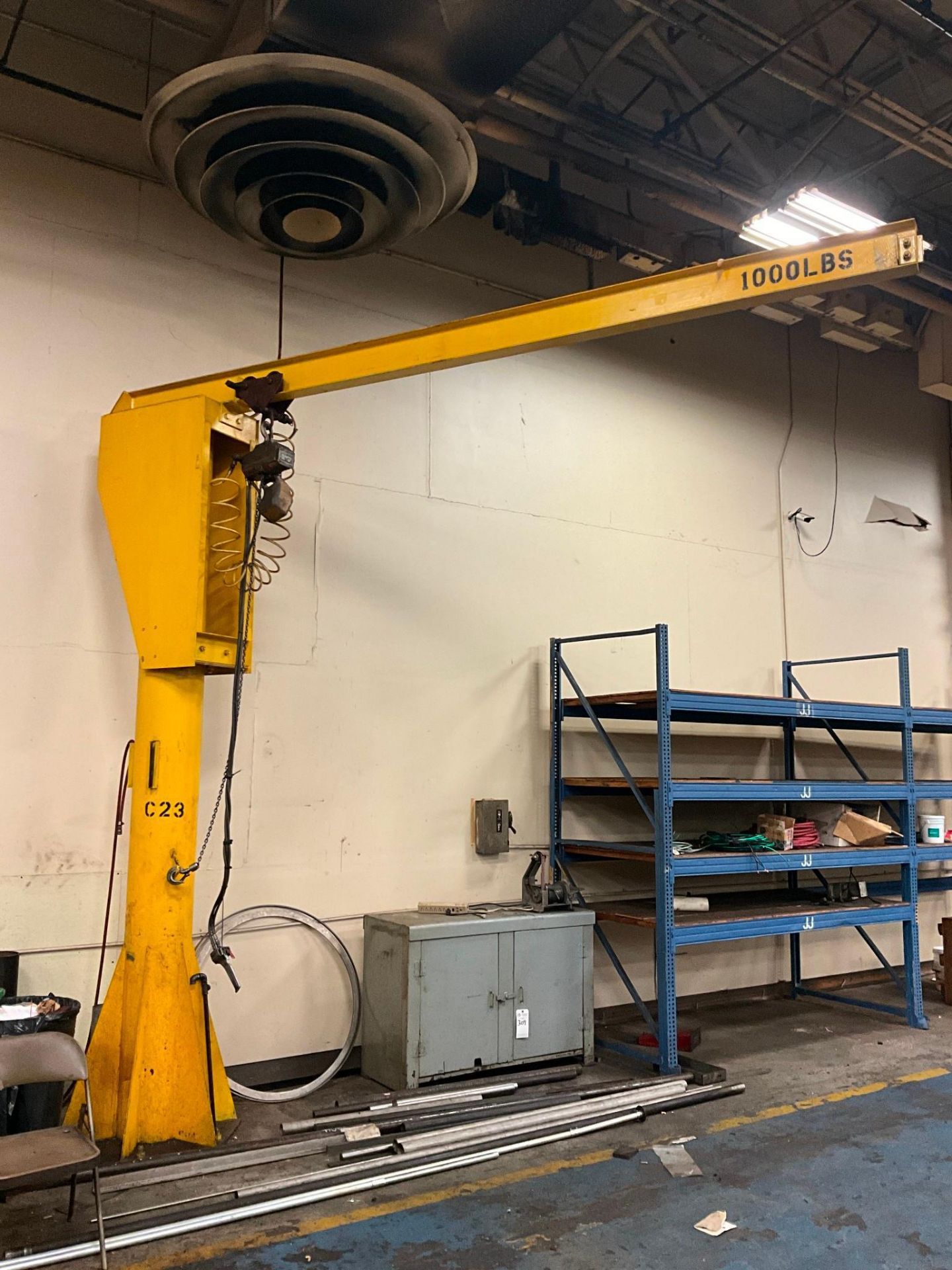 1000 LBS BASE MOUNTED JIB CRANE W/ HOIST