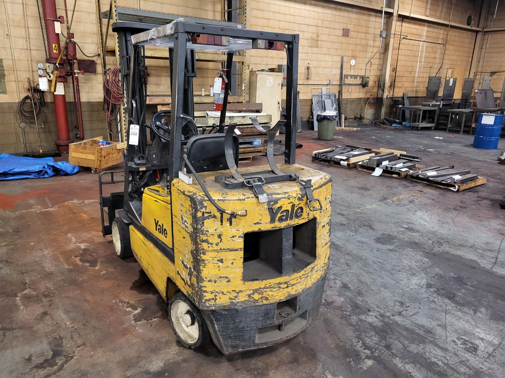 YALE 5000 LB ELECTRIC FORKLIFT - Image 2 of 6