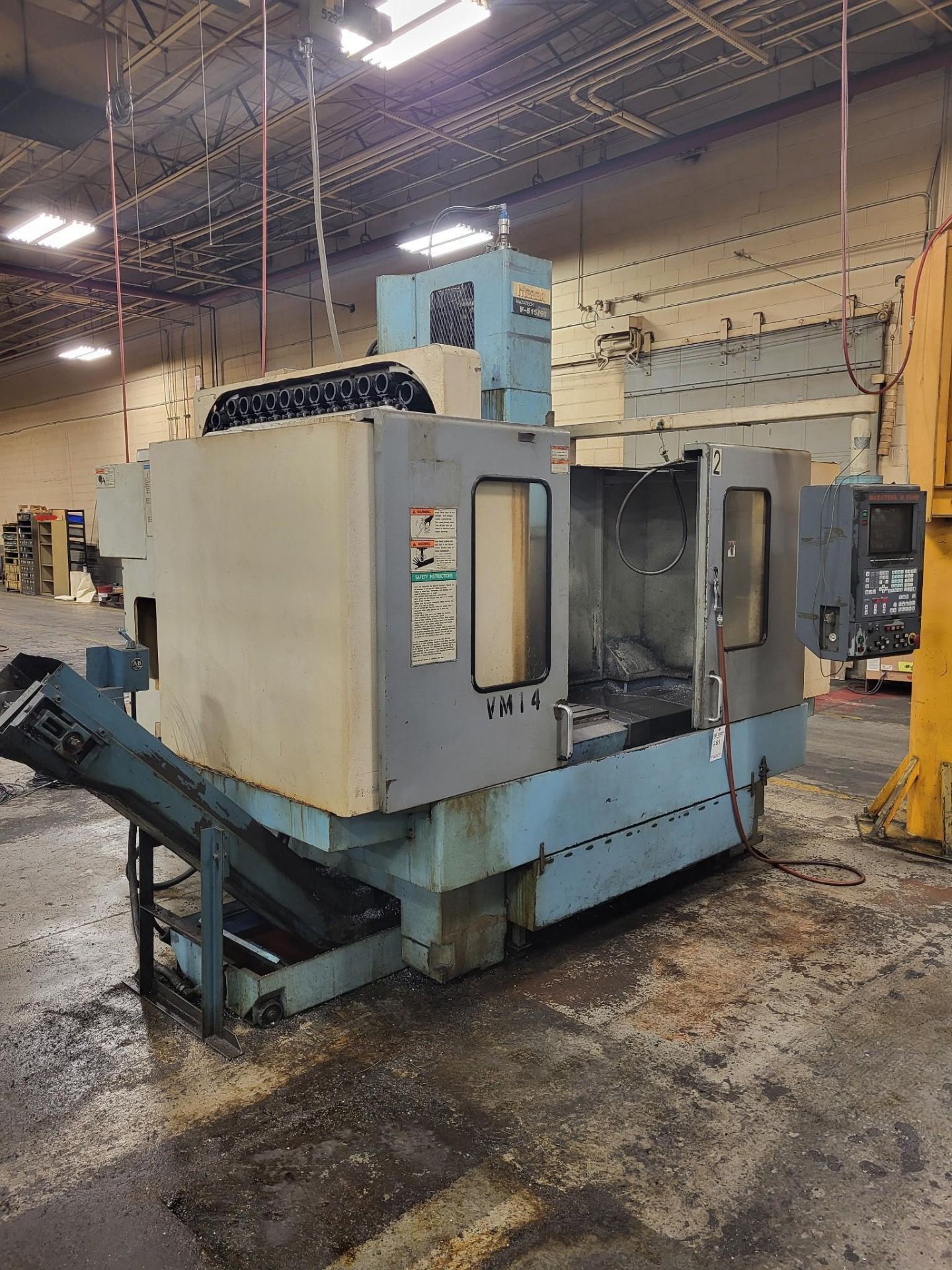 MAZAK MAZATECH V-515/40 VERTICAL MACHINING CENTER W/ MAZATROL T PLUS CONTROL, 1996 - Image 3 of 15