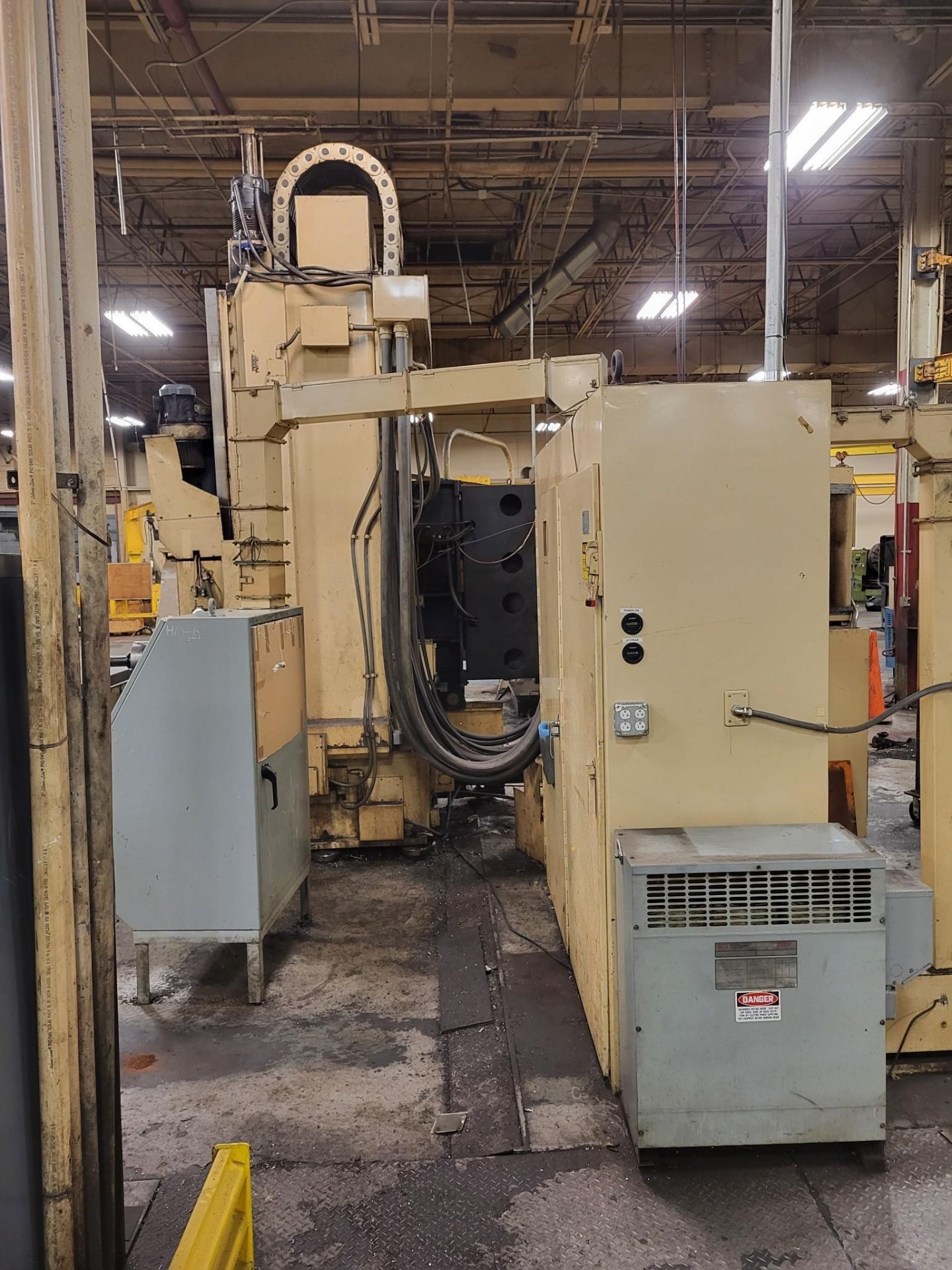 CINCINNATI MILACRON HORIZONTAL BORING MILL WITH UPGRADED FANUC CONTROL - Image 4 of 29