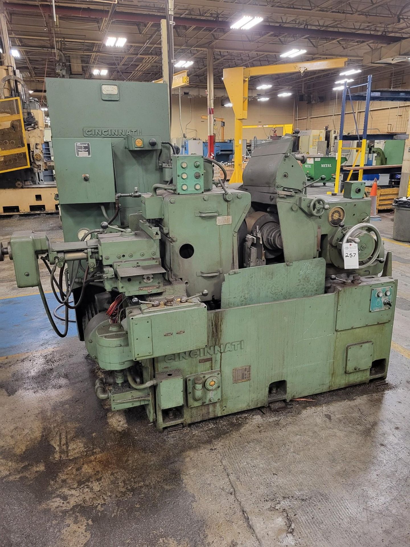 CINCINNATI CENTERLESS GRINDER WITH TOOLING CABINET - Image 3 of 10