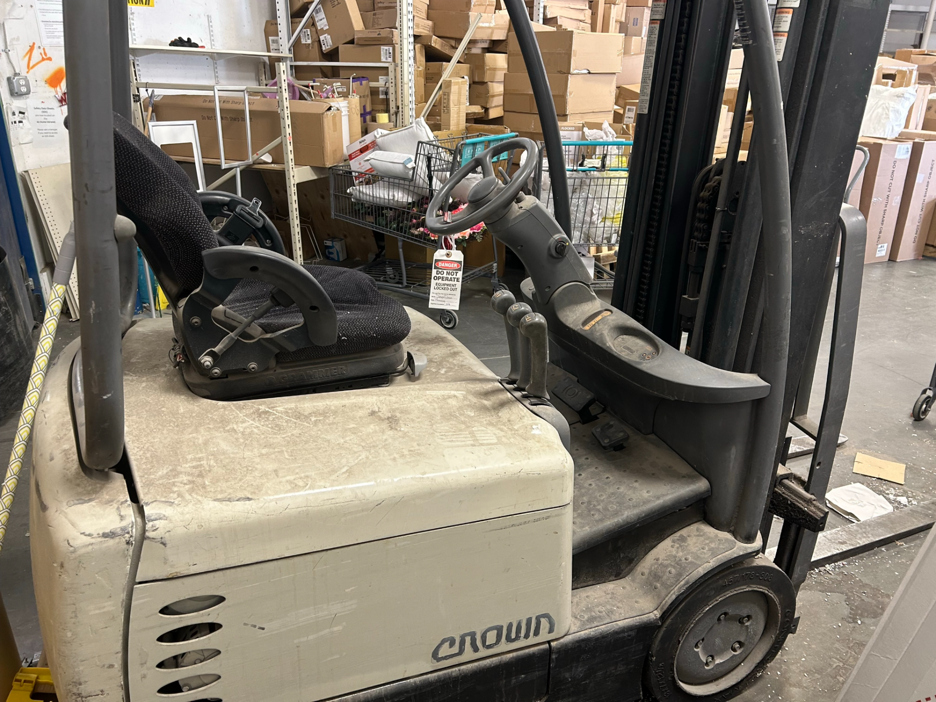 CROWN SC 4500 SERIES ELECTRIC FORKLIFT - Image 2 of 5