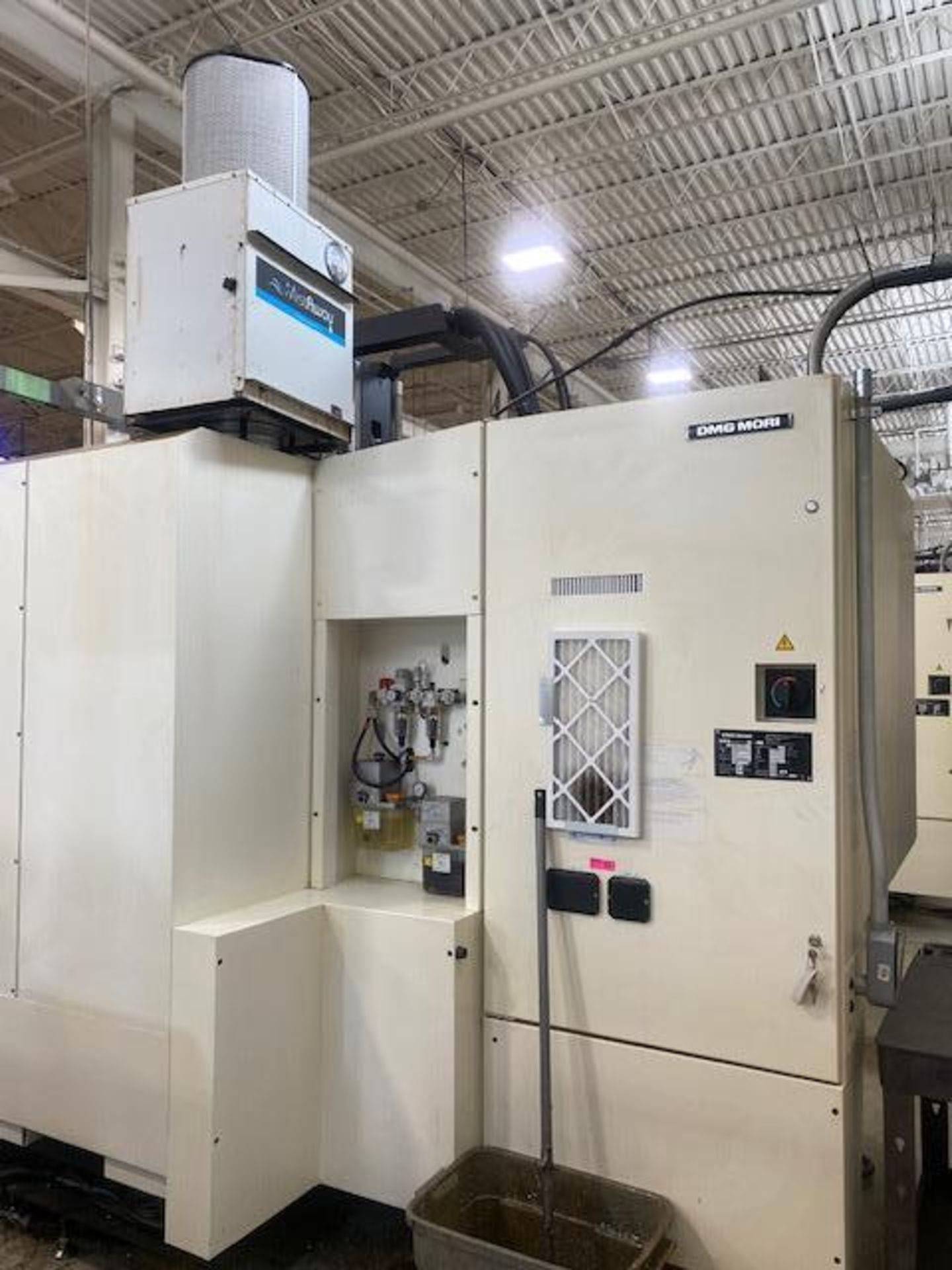 DMG MORI CMX 1100V CNC VMC, 2019 – LOW HOURS, 15K RPM, CHIP CONVEYOR INCLUDED - Image 4 of 5