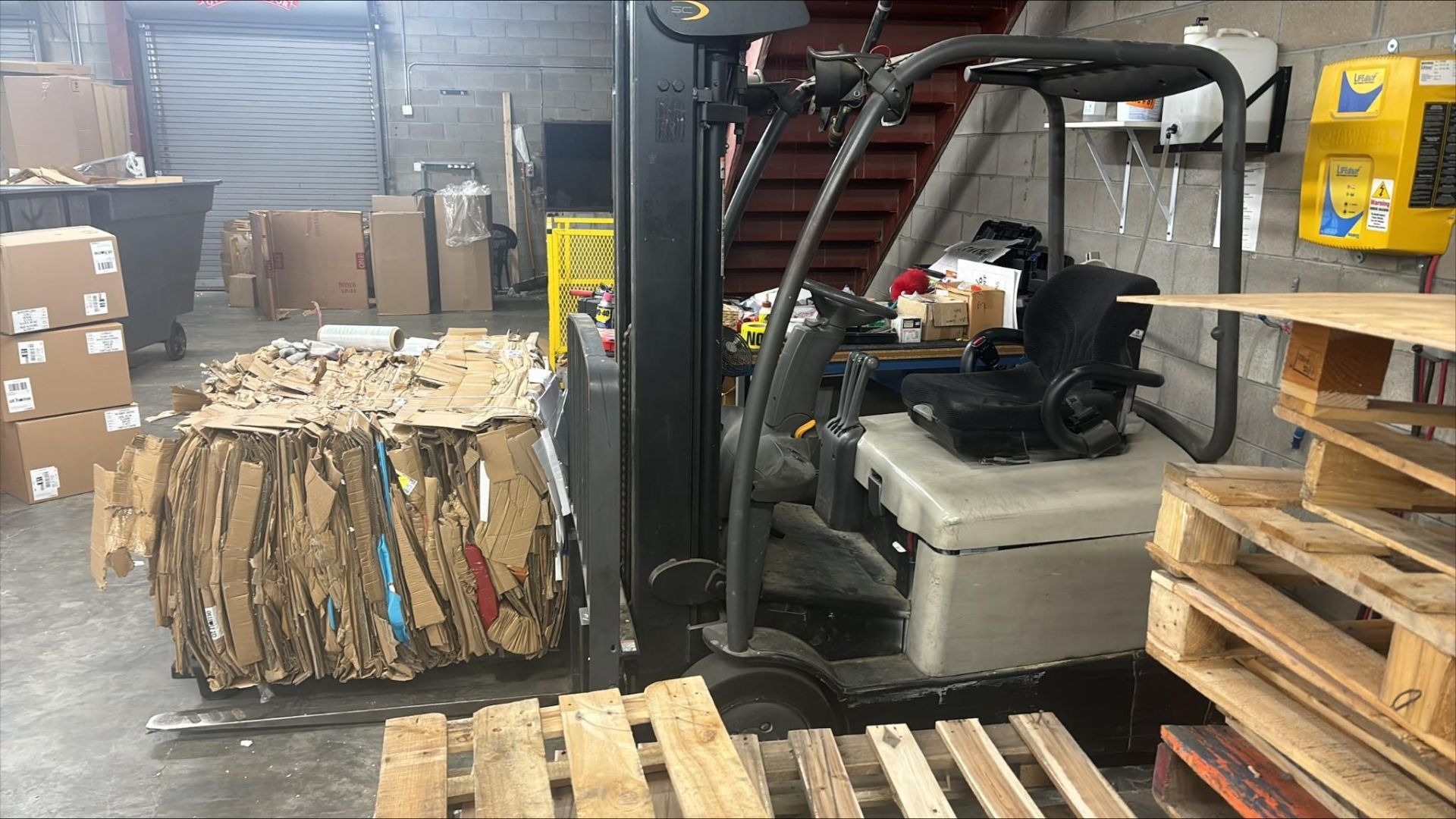 CROWN SC 4020-35 TT190 ELECTRIC FORKLIFT - Image 2 of 4