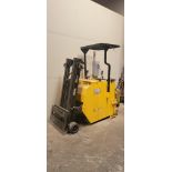 YALE EST30G41071 ELECTRIC LIFT TRUCK WITH CHARGER